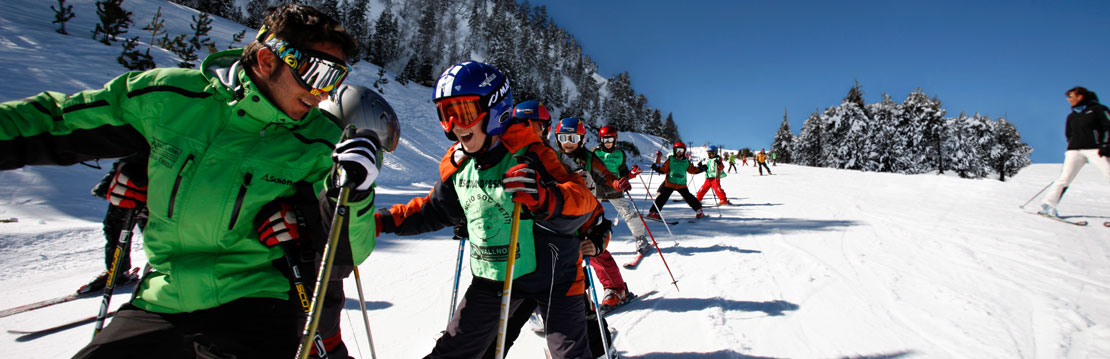 Ski instructor with group of children in Pal, Vallnord