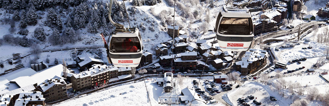 Gondola ski lift in Arinsal, Vallnord