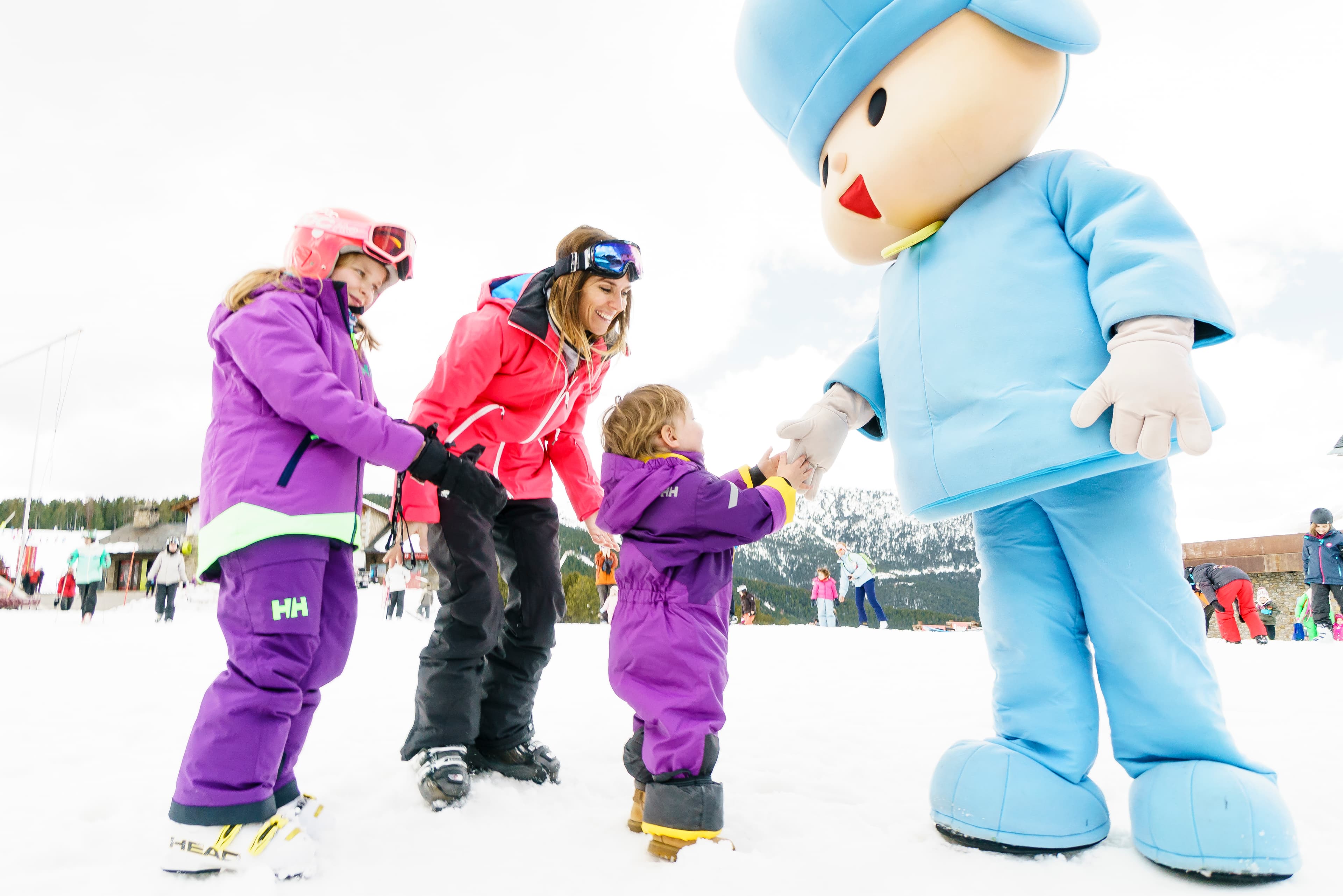 Family skiing in Pal-Arinsal