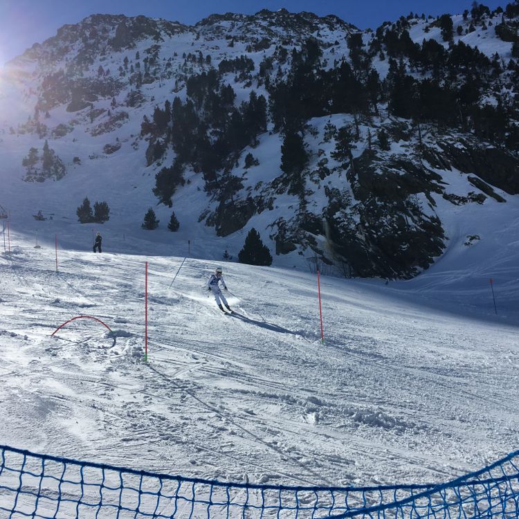 Racer skiing the slalom of Trofeo Borrufa 2018