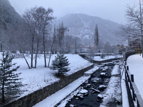 Some snow on the river of Arinsal