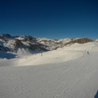 Skiing on the blue slope Els Terragalls in Arcalis