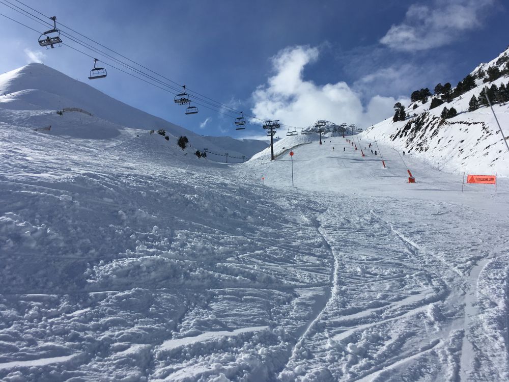 The blue slope Les Fonts has excellent snow