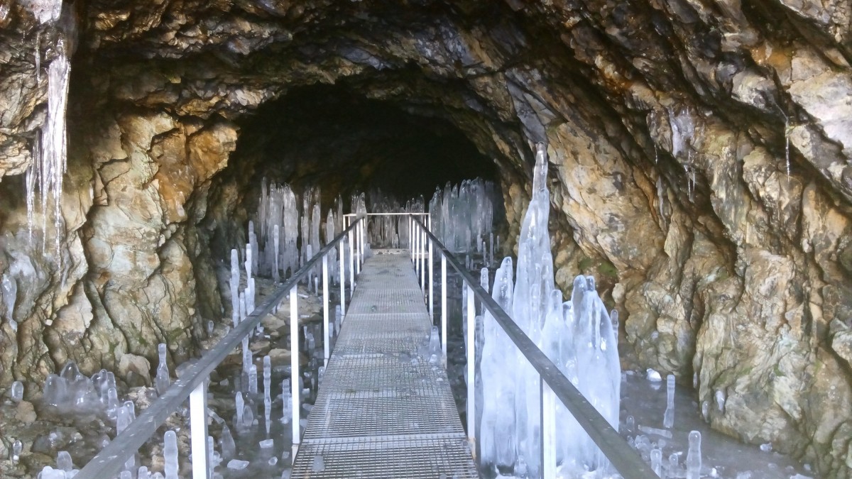 We found the secret cave in Arcalís