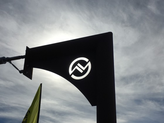 The sun was shining behind the Vallnord logo