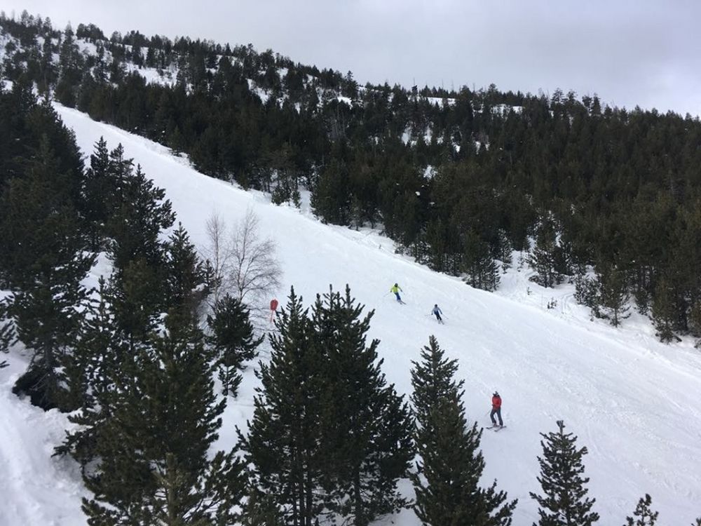 View of the Cóms red run from the chairlift