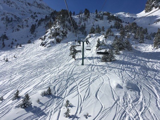 Tracks everywhere under the chairlift La Basera