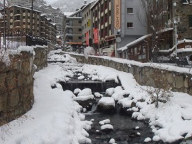 Snow on the river stones - 18/12/2011