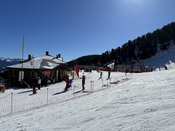 Arinsal ski school at the foot of the slopes