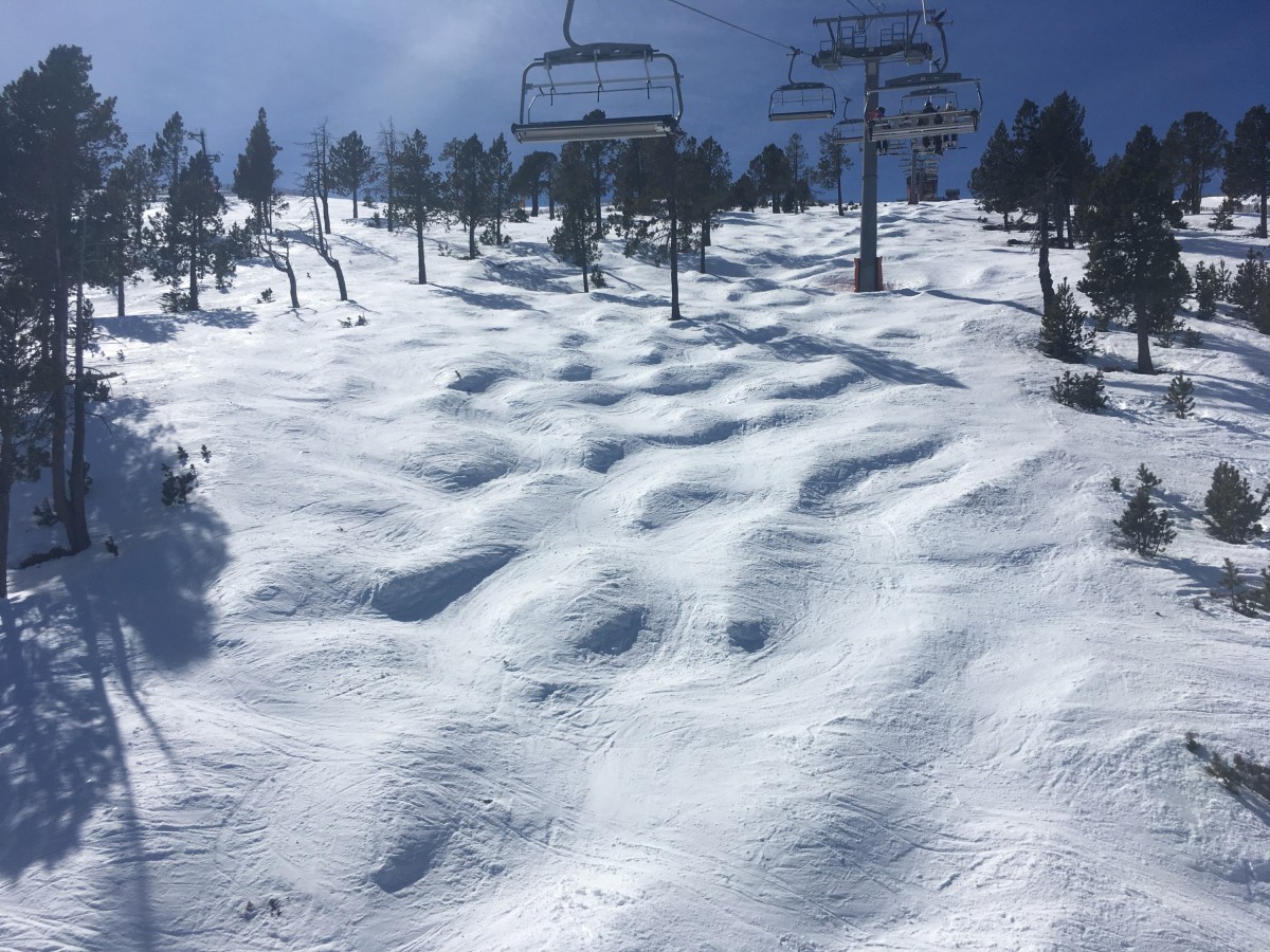 Some bumps on the off piste under Cubil chairlift