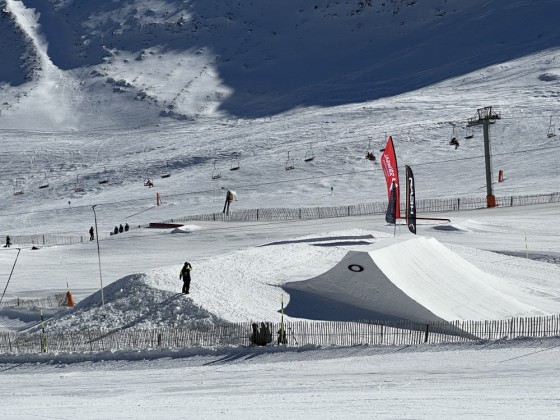 Freestyle skier in Arinsal snow park
