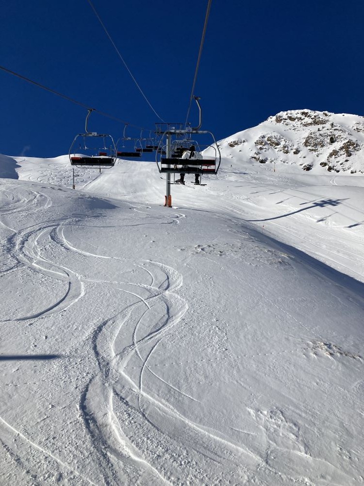 Some fresh snow lines under La Tossa chairlift