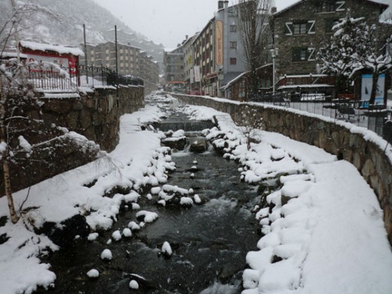Snow in the river - 22/03