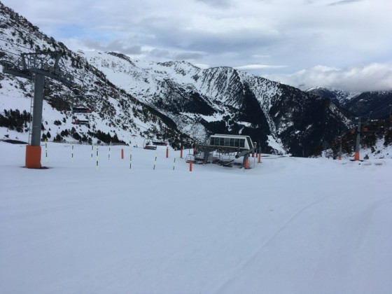 The chairlift Port Negre reaches the top of Arinsal
