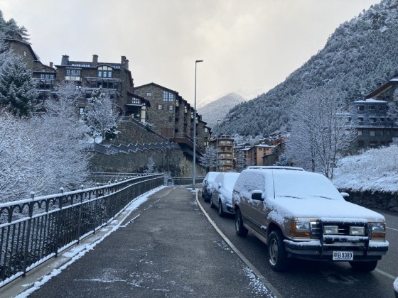 The snow was covering the cars in the town of Arinsal