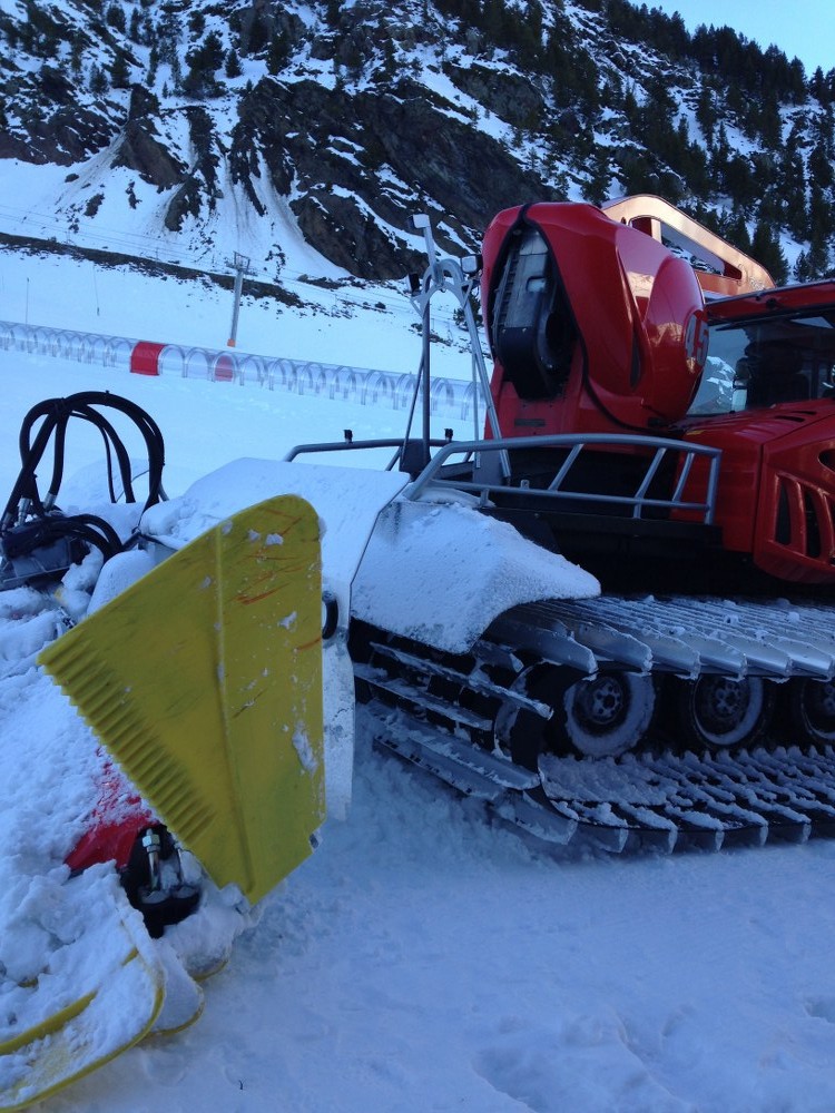 30/11/2015 Piste basher getting the slopes ready