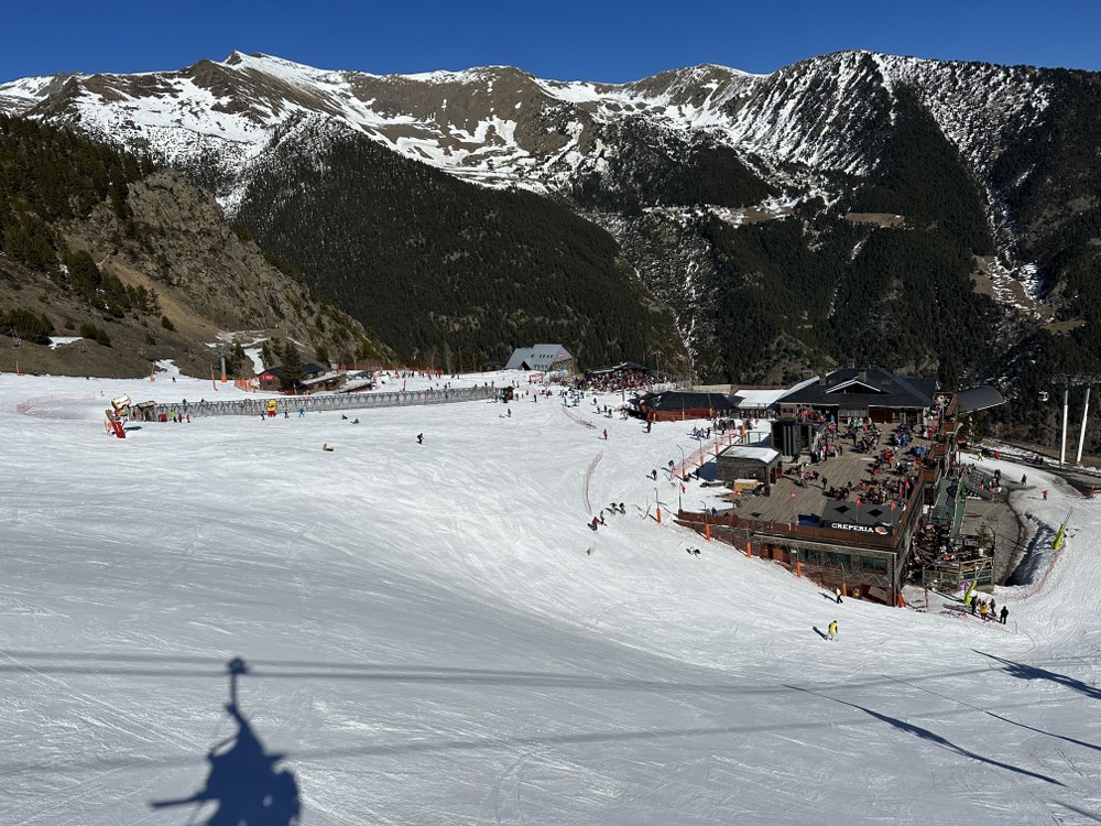Panoramic view of the terrace and beginner slopes