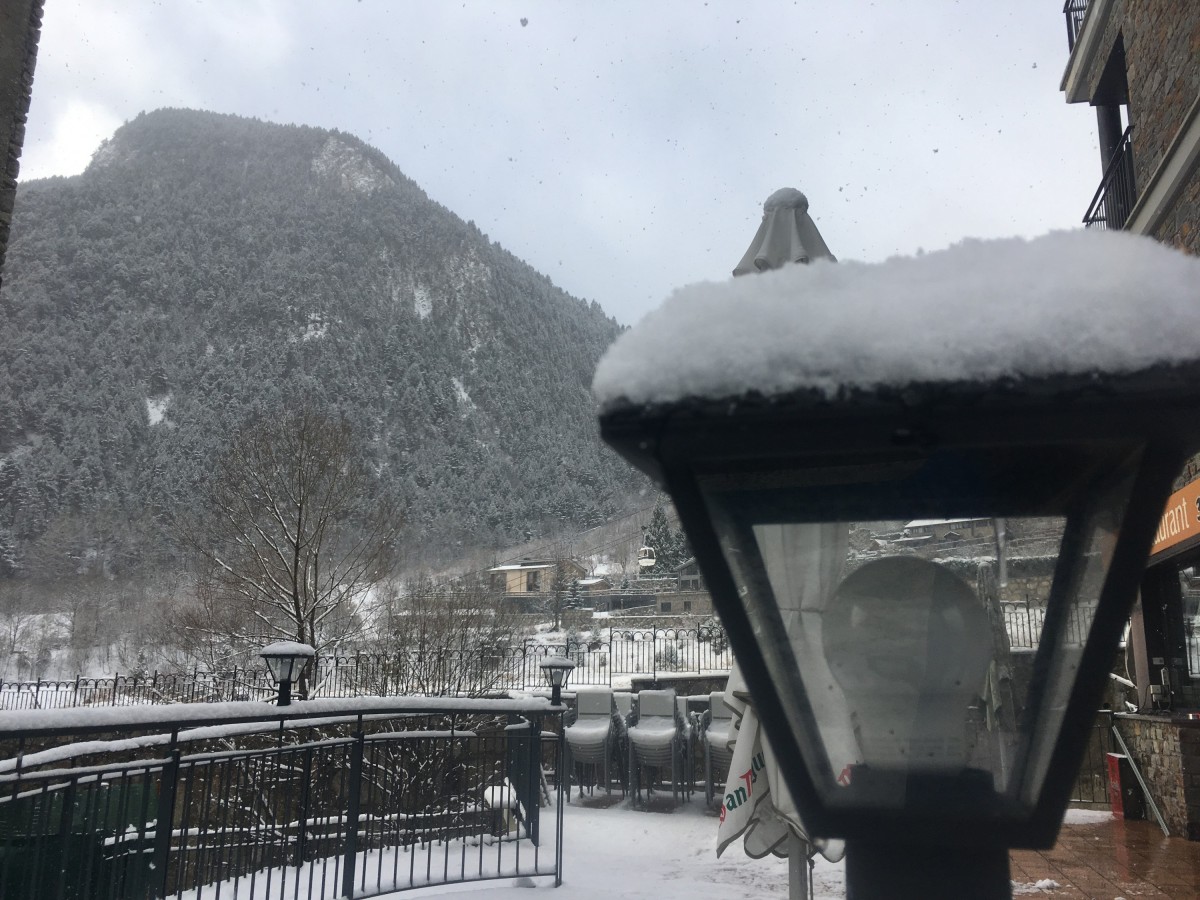 A few cm of fresh snow in the centre of Arinsal