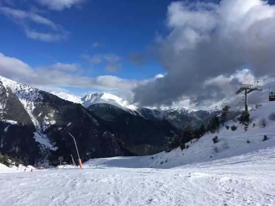 View of the snowy mountains from Les Fonts piste