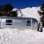 Could you imagine wake up in the middle of the mountain? In Arcalis it is possible thanks to AirStream caravans