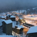 The town of Arinsal at night