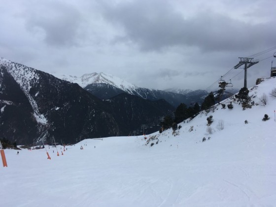 Cloudy skies while skiing down Les Fonts and temperatures dropping to -6