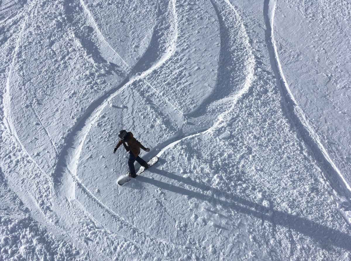 Marking the powder snow under Port Negre chairlift