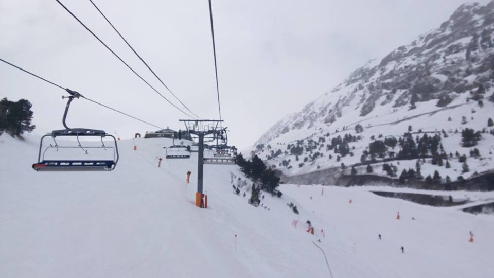 A white view of the slopes from Les Fonts chairlift