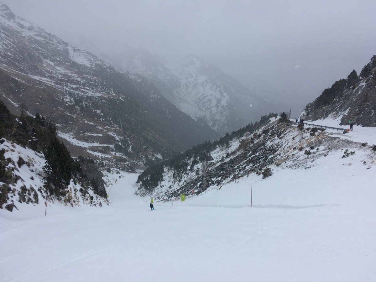Skiing down La Canaleta red slope