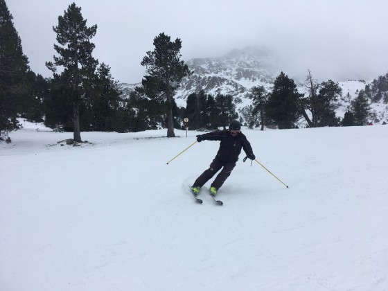 Skiing down L'Hortell